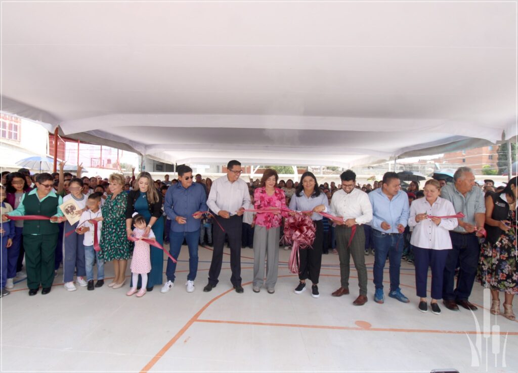 Entregas de obra en escuelas del  pueblo de San Pablo de las Salinas.